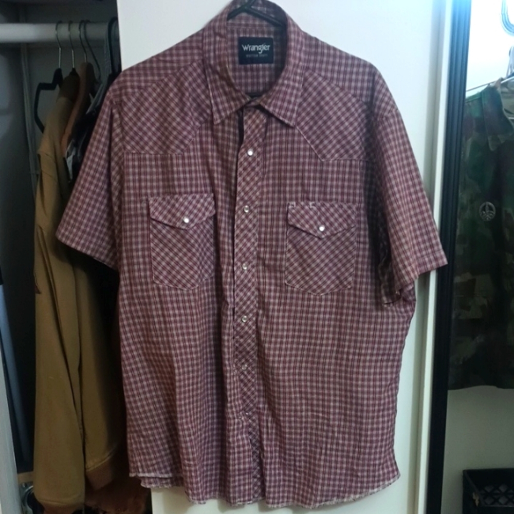 Wrangler Red Plaid Pearl Snap Button Down Short Sleeve Western Shirt. Large